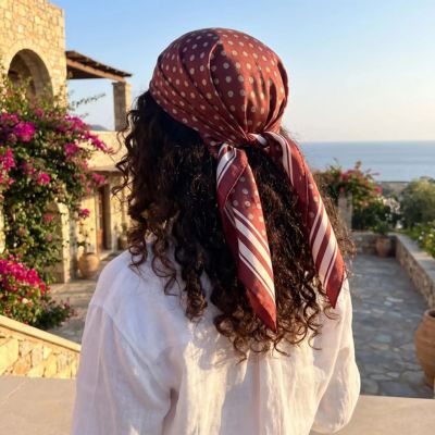 foulard celine femme cheveux bouclés rouge pois de dos