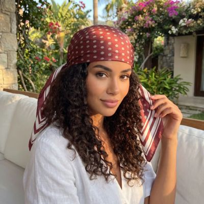 foulard celine femme cheveux bouclés rouge pois de face