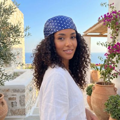 foulard victoria bleu pois femme cheveux bouclés de face