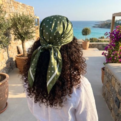 foulard victoria vert pois femme cheveux bouclés de dos satin