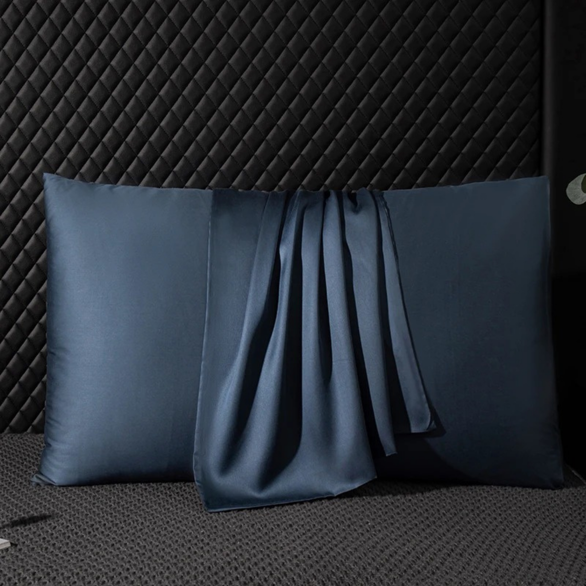 taie-d_oreiller-soie-glowsilk-taie-d_oreiller-bleu-soie-murier-cheveux-bouclés-texturés